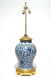 Een Chinese blauwwitte vaas met ormolumontuur gemonteerd als lamp, Kangxi