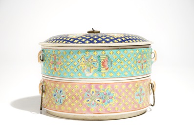 Une bo&icirc;te &agrave; deux compartiments en porcelaine de Chine famille rose pour le march&eacute; Straits ou Peranakan, 19&egrave;me