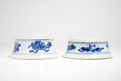 A pair of round Chinese blue and white salts, Kangxi