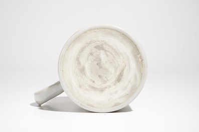 A Chinese famille rose mandarin mug with figural design, Qianlong