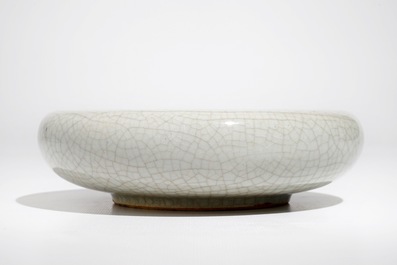 Un lave-pinceaux en porcelaine de Chine monochrome craquel&eacute;e, 19/20&egrave;me