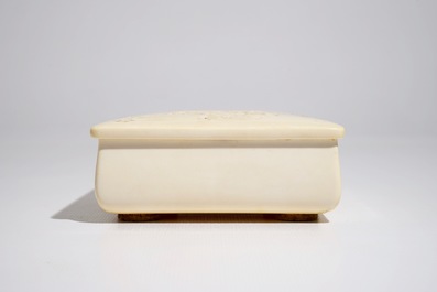 Une bo&icirc;te rectangulaire en ivoire sculpt&eacute;, sign&eacute;, Meiji, 19&egrave;me
