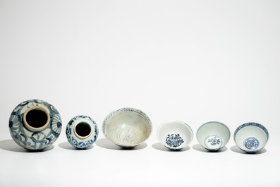 Four Chinese blue and white bowls and two jars, Ming