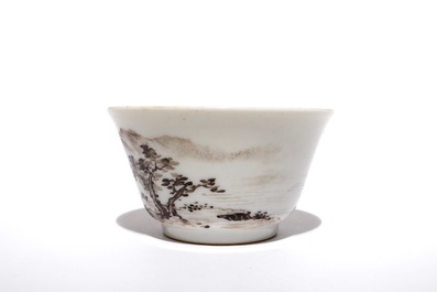 Een Chinese grisaille kop, Yongzheng merk, 19/20th C.