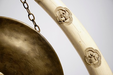 A Chinese gong with sculpted ivory tusks, 19/20th C.