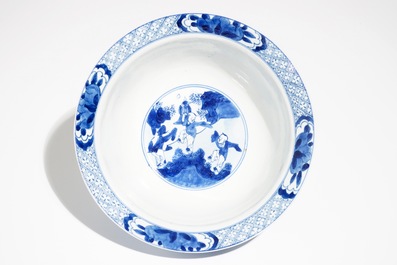 Un bol de type klapmuts en porcelaine de Chine bleu et blanc, marque de Chenghua, Kangxi