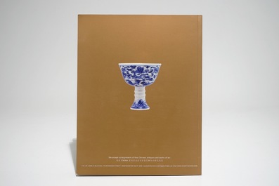 Een Chinese blauwwitte stem cup met decor van negen draken, Yongzheng merk en mogelijk periode
