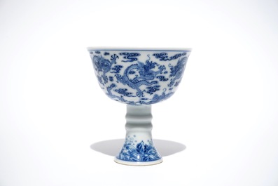 Een Chinese blauwwitte stem cup met decor van negen draken, Yongzheng merk en mogelijk periode