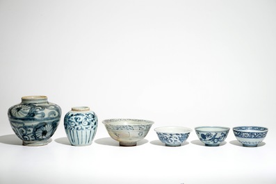 Four Chinese blue and white bowls and two jars, Ming