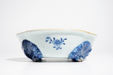 Un saladier lob&eacute; en porcelaine de Chine bleu et blanc, Qianlong