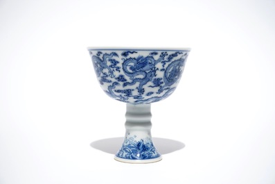 Een Chinese blauwwitte stem cup met decor van negen draken, Yongzheng merk en mogelijk periode