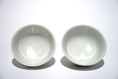 Une paire de tasses en porcelaine de Chine famille rose aux papillons et fleurs, marque de Qianlong, 19/20&egrave;me