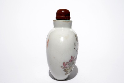 A Chinese qianjiang cai snuff bottle with calligraphy and flowers, 19/20th C.