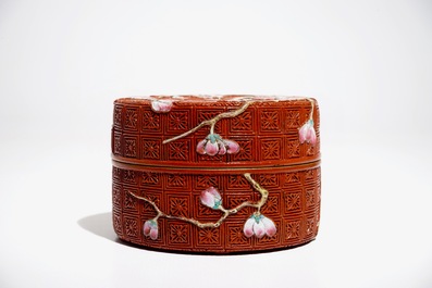 A Chinese porcelain imitation lacquerware covered box with prunus branches, 19/20th C.