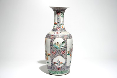 Een Chinese famille rose vaas met figurendecor, 19e eeuw