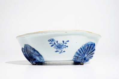 Un saladier lob&eacute; en porcelaine de Chine bleu et blanc, Qianlong