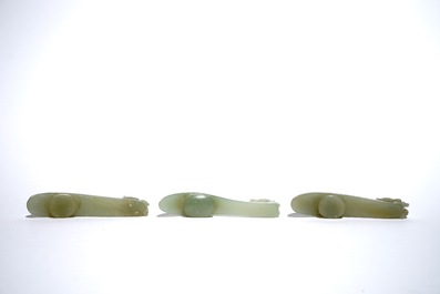 Trois boucles de ceintures en jade c&eacute;ladon, Chine, 19/20&egrave;me