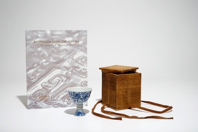 Een Chinese blauwwitte stem cup met decor van negen draken, Yongzheng merk en mogelijk periode