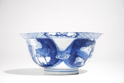 Un bol de type klapmuts en porcelaine de Chine bleu et blanc, marque de Chenghua, Kangxi