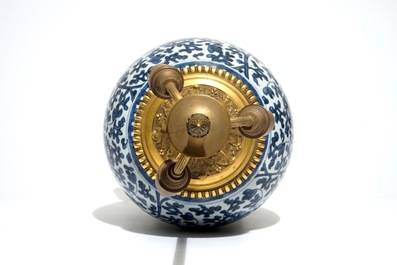 Een Chinese blauwwitte vaas met ormolumontuur gemonteerd als lamp, Kangxi