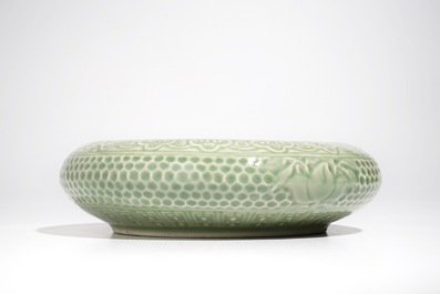 Un grand br&ucirc;le-parfum en porcelaine de Chine monochrome c&eacute;ladon, marque de Qianlong, 19/20&egrave;me
