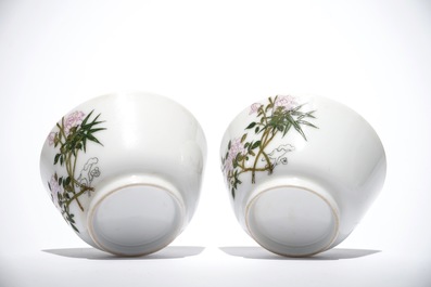 A pair of Chinese famille rose cups with floral design, 19/20th C.