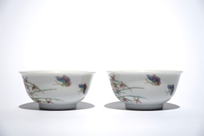 Une paire de tasses en porcelaine de Chine famille rose aux papillons et fleurs, marque de Qianlong, 19/20&egrave;me