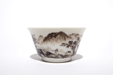 Een Chinese grisaille kop, Yongzheng merk, 19/20th C.