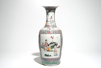 Een Chinese famille rose vaas met figurendecor, 19e eeuw