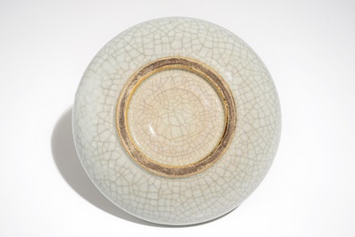 Un lave-pinceaux en porcelaine de Chine monochrome craquel&eacute;e, 19/20&egrave;me