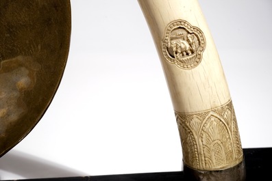 A Chinese gong with sculpted ivory tusks, 19/20th C.