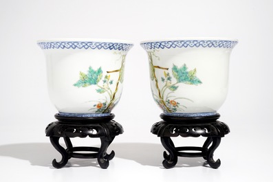 Une paire de petites jardini&egrave;res en porcelaine de Chine famille rose, d&eacute;but du 20&egrave;me