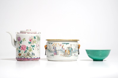 Four various Chinese famille rose and monochrome wares, 19/20th C.