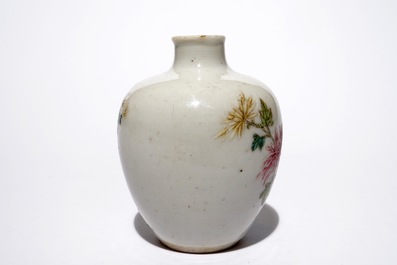 Une tabati&egrave;re en porcelaine de Chine famille rose, marque de Qianlong, 19/20&egrave;me