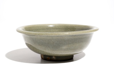 Un bol en porcelaine de Chine c&eacute;ladon de Longquan fonc&eacute;, Ming