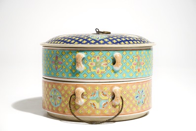 Une bo&icirc;te &agrave; deux compartiments en porcelaine de Chine famille rose pour le march&eacute; Straits ou Peranakan, 19&egrave;me