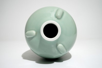 Een Chinese monochrome celadon vaas, Qianlong merk, 19/20e eeuw