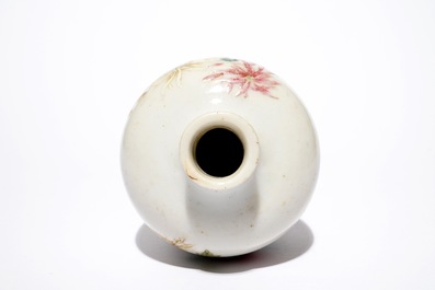 Une tabati&egrave;re en porcelaine de Chine famille rose, marque de Qianlong, 19/20&egrave;me