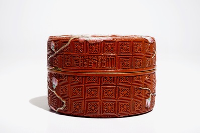 A Chinese porcelain imitation lacquerware covered box with prunus branches, 19/20th C.