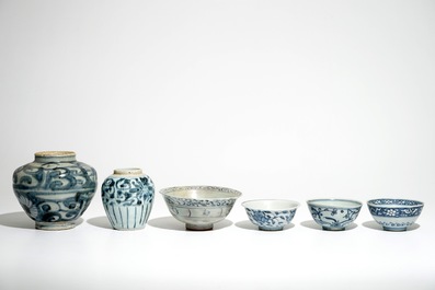Four Chinese blue and white bowls and two jars, Ming