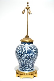 Een Chinese blauwwitte vaas met ormolumontuur gemonteerd als lamp, Kangxi