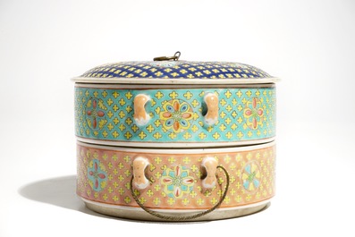 Une bo&icirc;te &agrave; deux compartiments en porcelaine de Chine famille rose pour le march&eacute; Straits ou Peranakan, 19&egrave;me