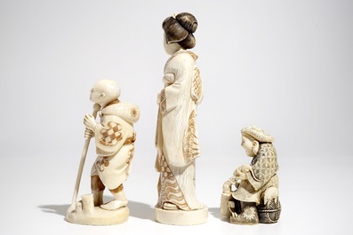 Drie gesigneerde Japanse ivoren okimono, Meiji, 19e eeuw