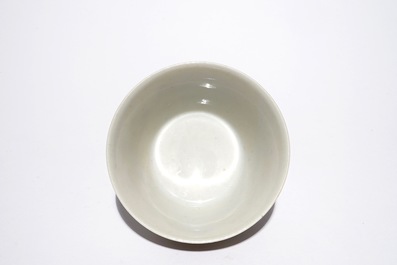 Een Chinese grisaille kop, Yongzheng merk, 19/20th C.