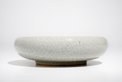 Un lave-pinceaux en porcelaine de Chine monochrome craquel&eacute;e, 19/20&egrave;me