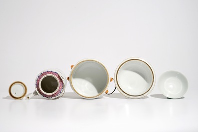 Four various Chinese famille rose and monochrome wares, 19/20th C.