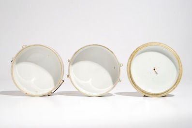Une bo&icirc;te &agrave; deux compartiments en porcelaine de Chine famille rose pour le march&eacute; Straits ou Peranakan, 19&egrave;me