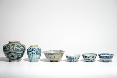 Four Chinese blue and white bowls and two jars, Ming