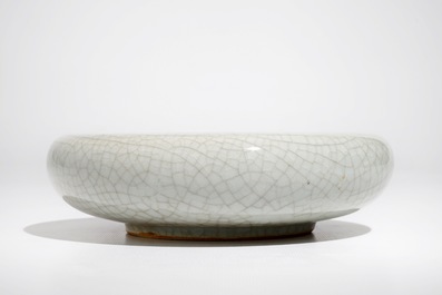 Un lave-pinceaux en porcelaine de Chine monochrome craquel&eacute;e, 19/20&egrave;me