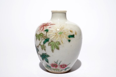 Une tabati&egrave;re en porcelaine de Chine famille rose, marque de Qianlong, 19/20&egrave;me